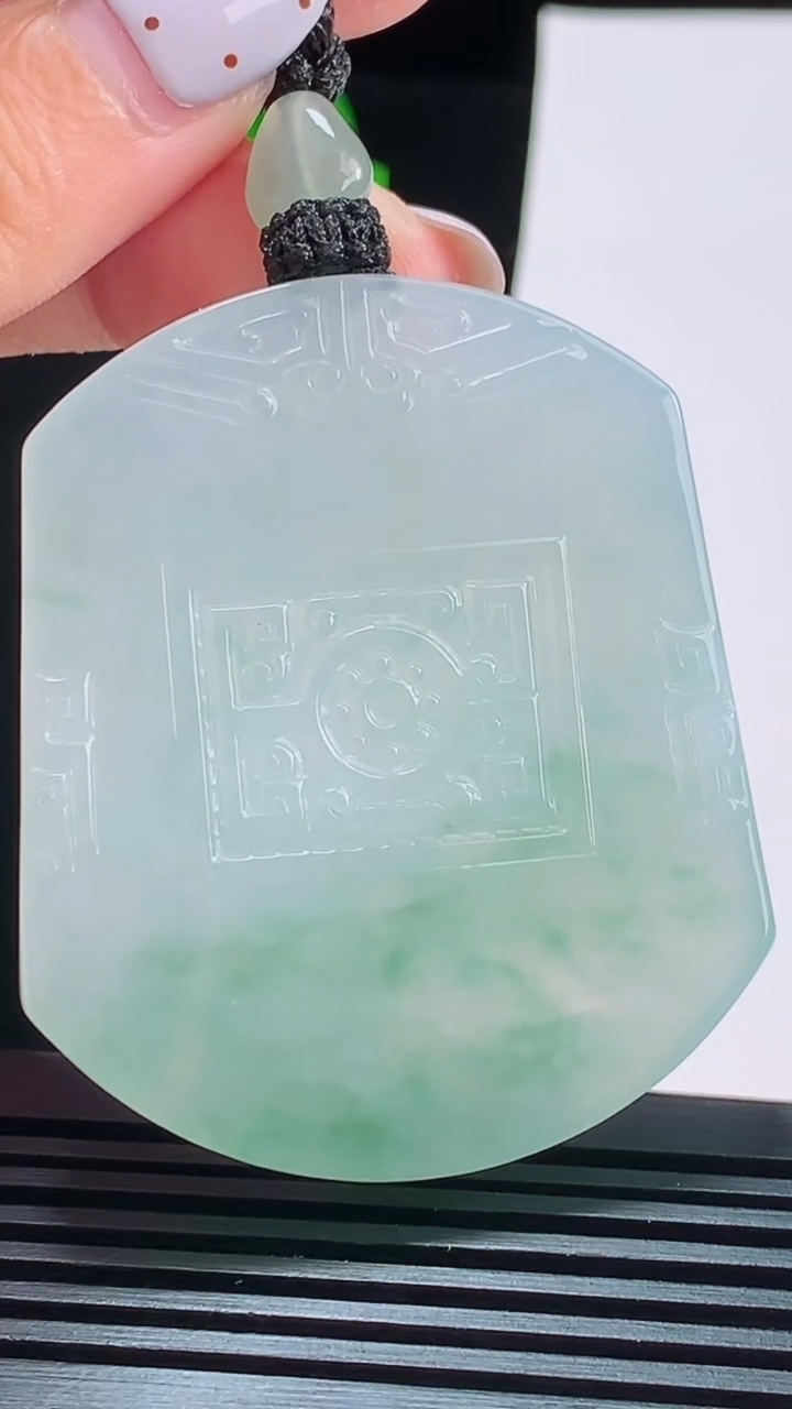 天然A货翡翠种飘花仿古无事牌吊坠，尺寸55-46-5.5 重量:43.96g
8月17日