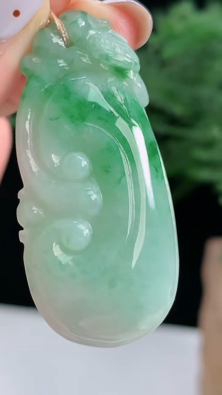 天然A货翡翠如意吊坠，尺寸45-20.5-6.5 重量:10.54g
8月17日