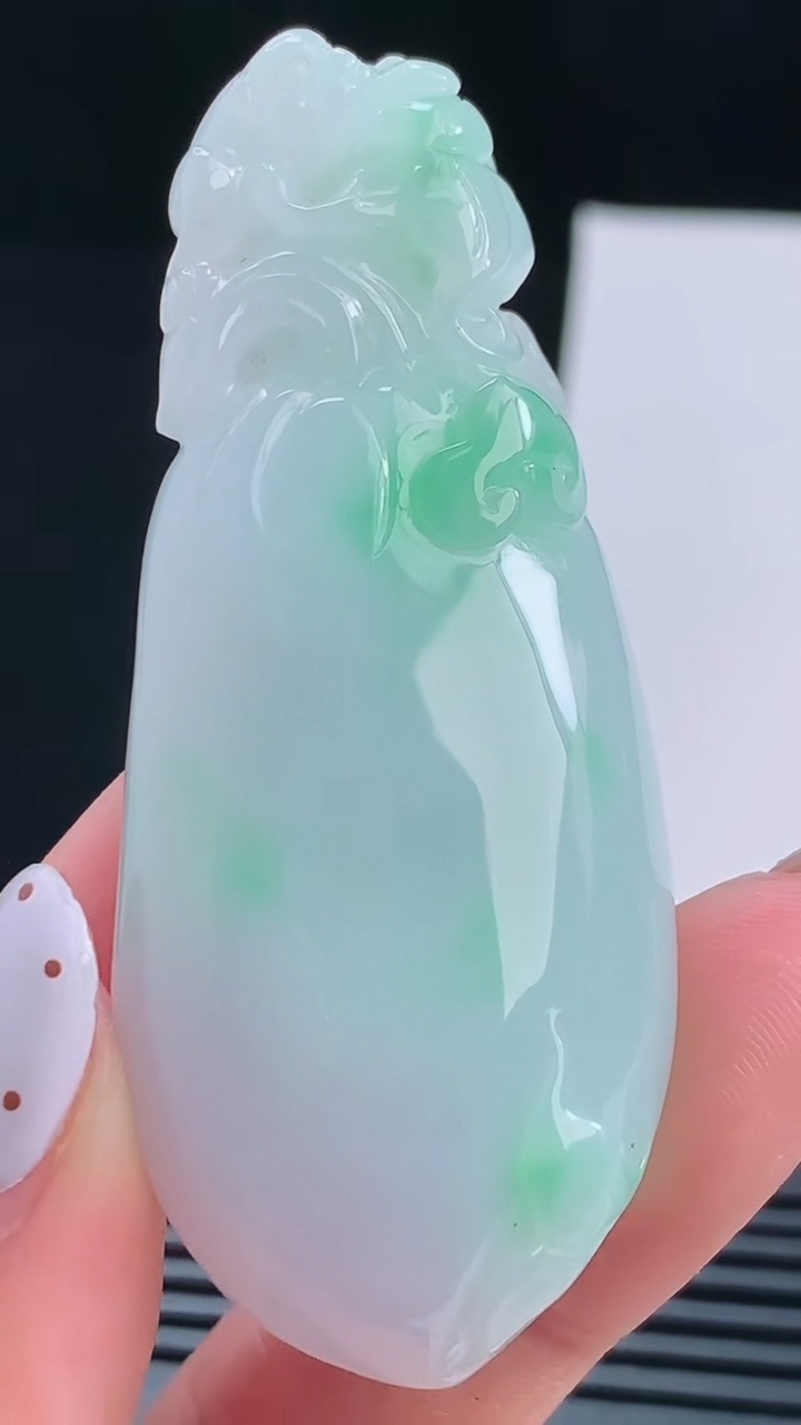 天然A货翡翠福瓜吊坠，尺寸65.5-27.5-12 重量:42.10g
8月17日