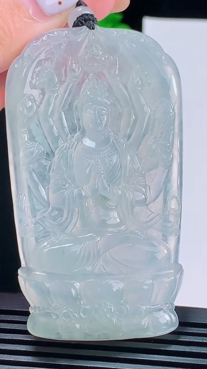天然A货翡翠千手观音菩萨吊坠，尺寸71-40-5.8，重量:38.49g
8月17日