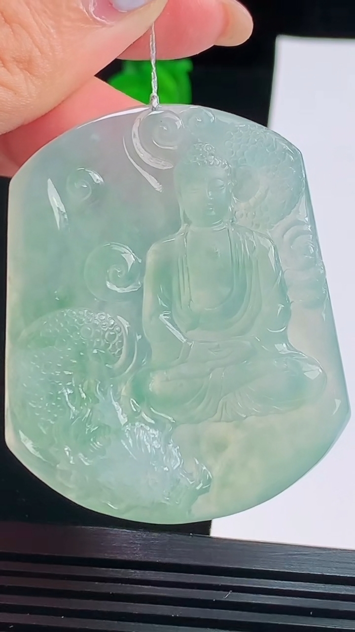 天然A货翡翠冰种飘花祥龙大日如来佛吊坠，尺寸50.5-41.5-5.2 重量:24.60g
8月17