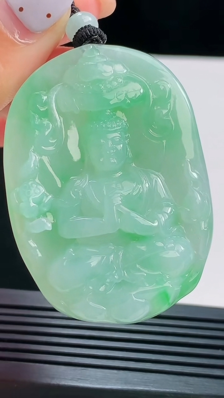 天然A货翡翠大日如来佛吊坠，尺寸53-39-10 重量:40.34g
8月17日