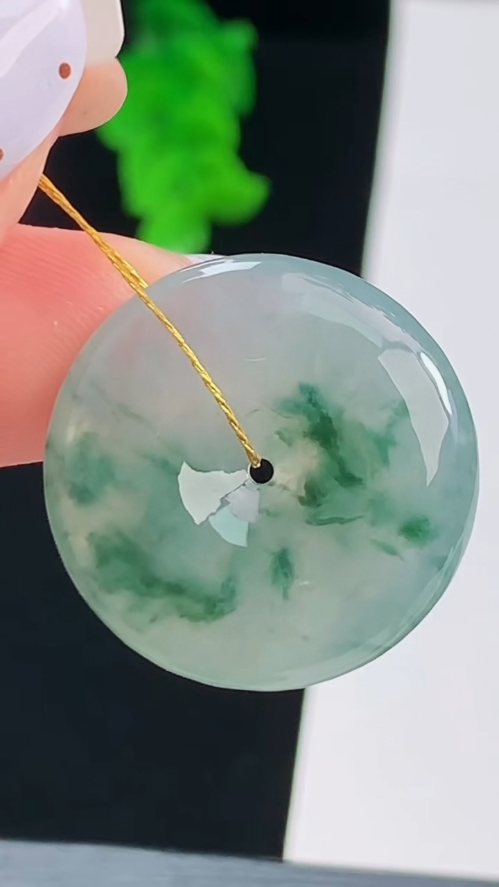 天然A货翡翠飘花平安扣吊坠，尺寸23.8-5 重量:6.00g
8月17日