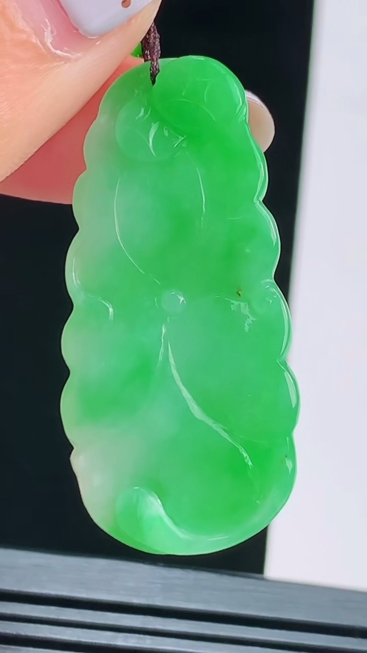 天然A货翡翠和和美美 荷叶鱼吊坠，尺寸41.5-20-5 重量:7.80g
8月17日