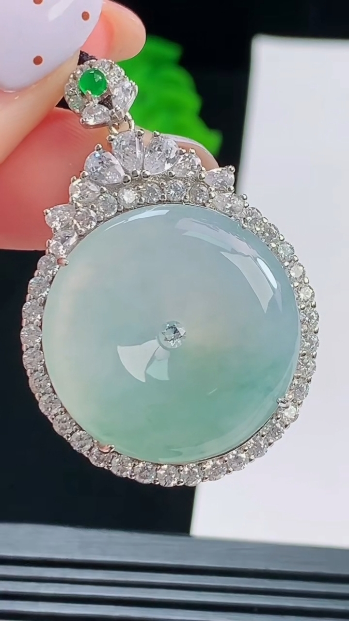 天然A货翡翠925银飘花平安扣吊坠，尺寸41-28-7.2，裸石23 重量:10.53g
8月17日
