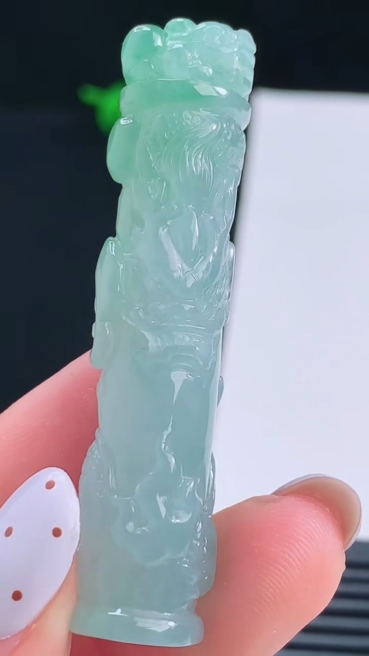 天然A货翡翠龙柱吊坠，尺寸55.6-12.6重量:18.53g
8月17日