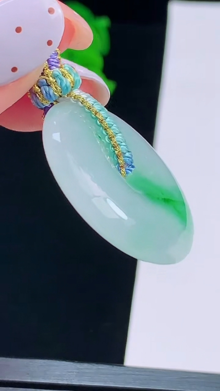 天然A货翡翠平安扣吊坠，尺寸29-6 重量:11.32g
8月17日