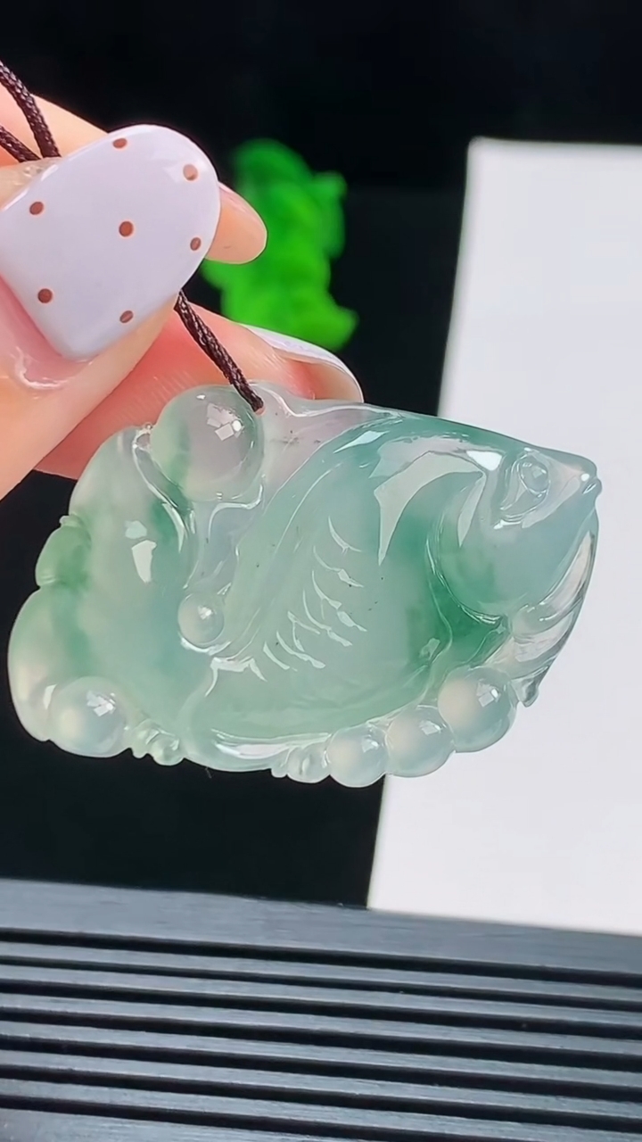 天然A货翡翠冰种飘花年年有余吊坠，尺寸41-26-9 重量:13.22g
8月17日