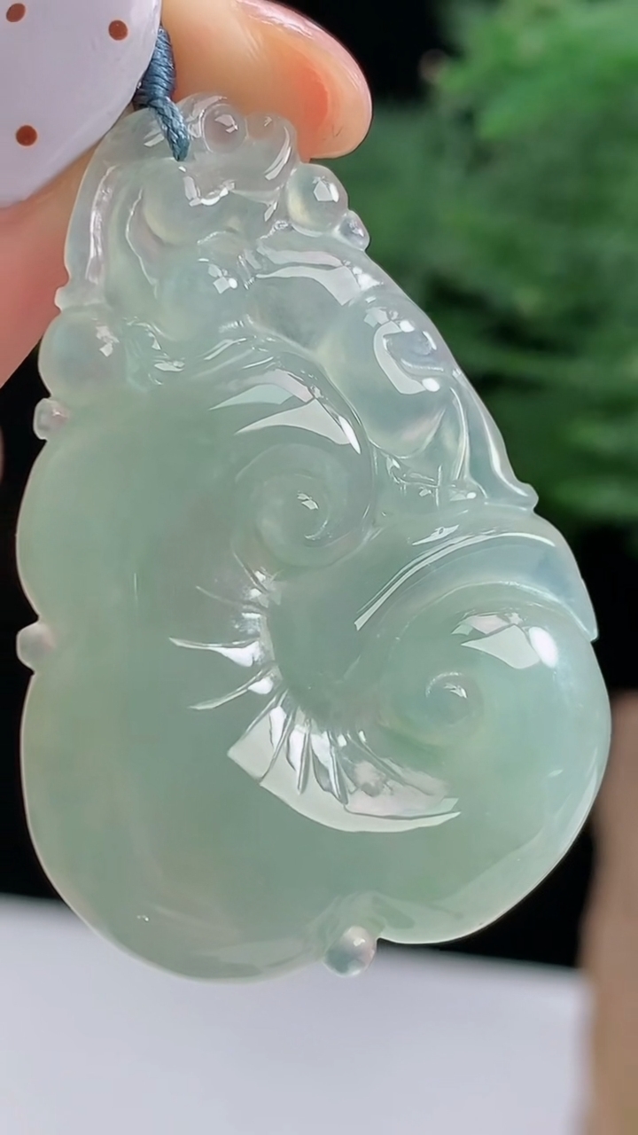 天然A货翡翠如意吊坠，尺寸42.2-28-5.2 重量:9.90g
8月17日