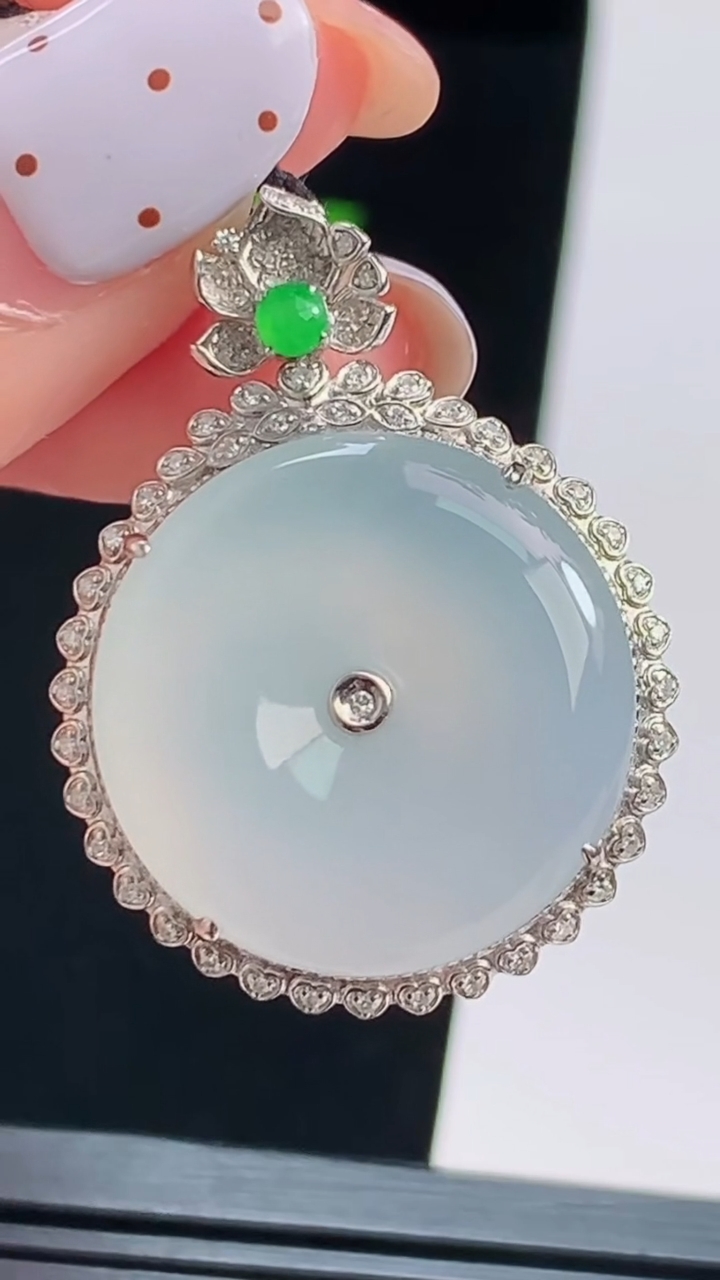 天然A货翡翠种白冰平安吊坠，尺寸34-25.6-8，裸石21.5 重量:6.95g
8月17日