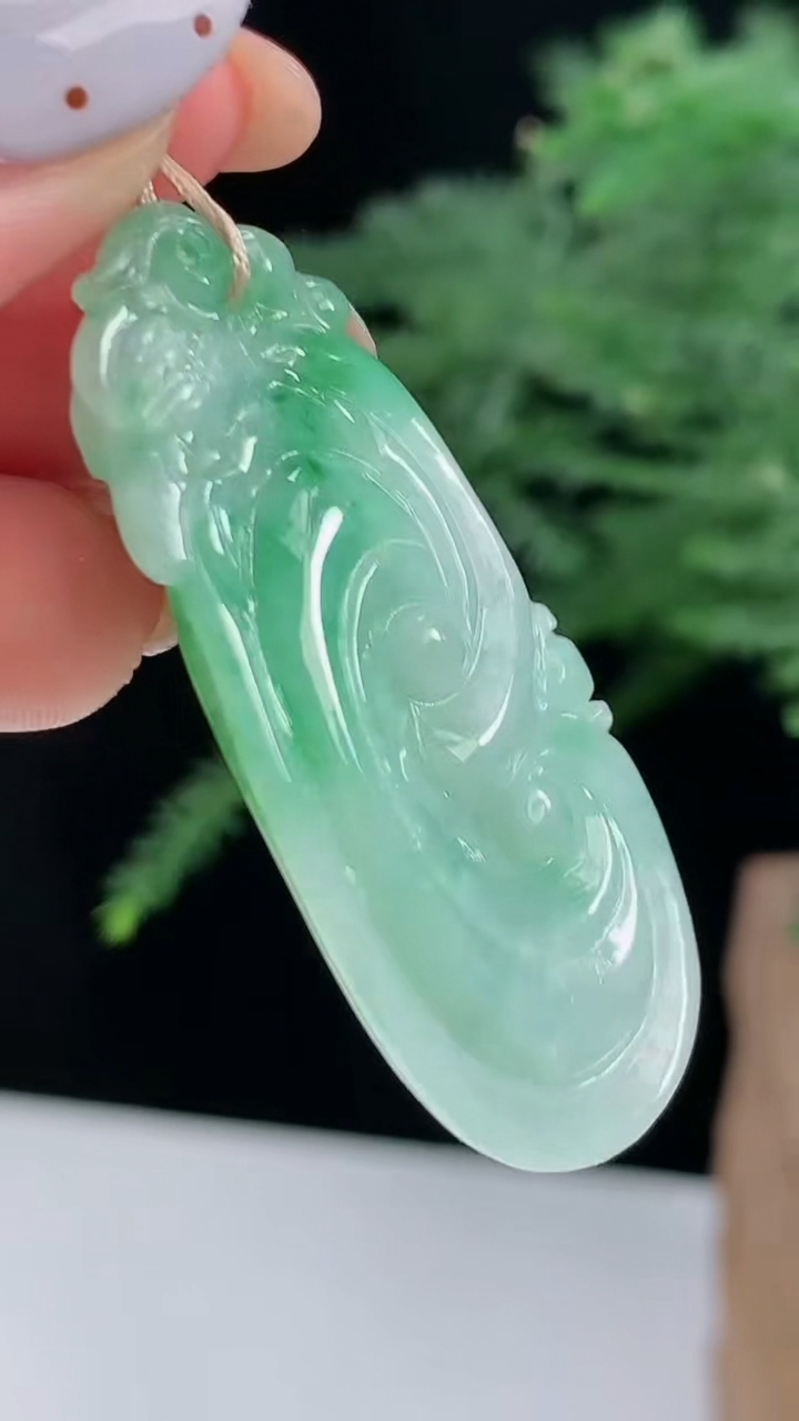 天然A货翡翠如意吊坠，尺寸45-20.5-6.5 重量:10.54g
8月17日