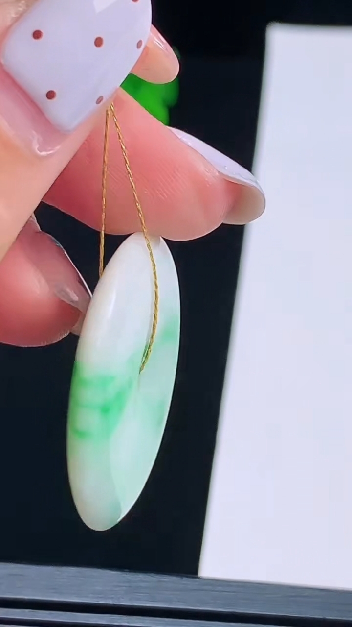 天然A货翡翠平安扣吊坠，尺寸30-5 重量:10.00g
8月17日