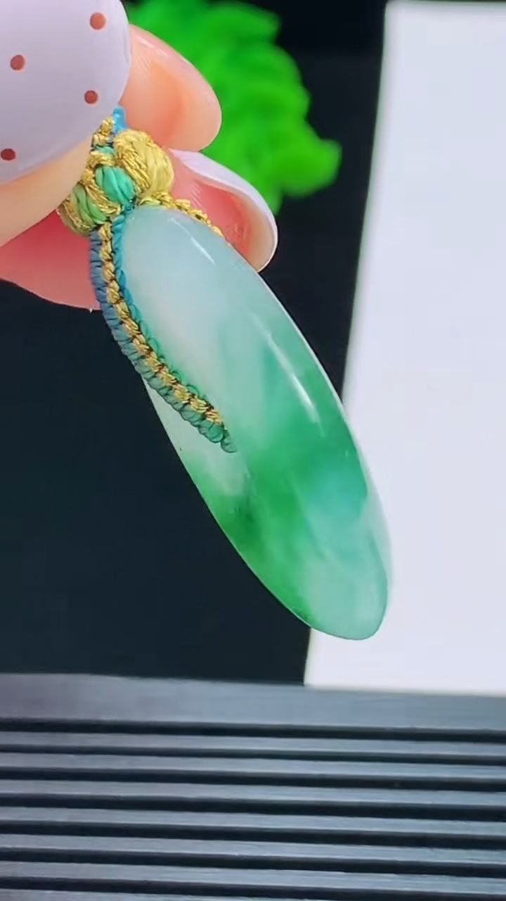 天然A货翡翠平安扣吊坠，尺寸30-6，重量:11.34g
8月17日