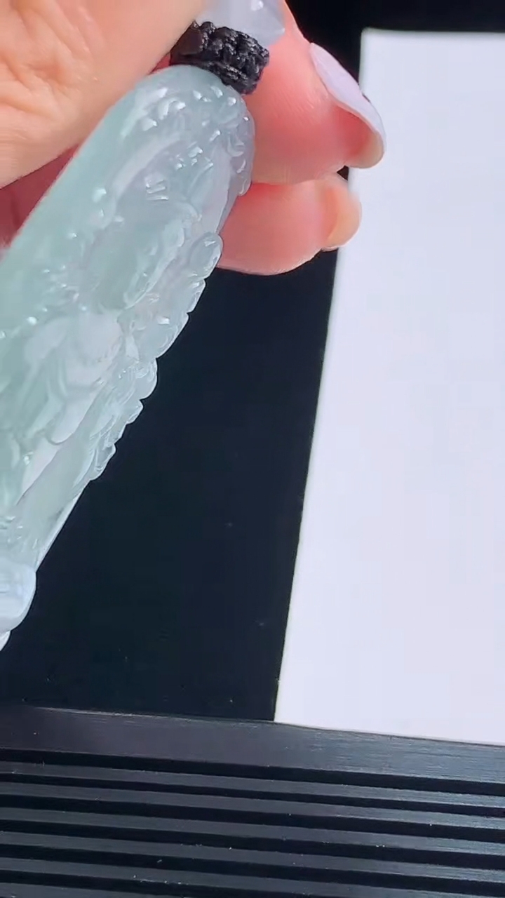 天然A货翡翠大势至菩萨吊坠，尺寸66-38-5.5 重量:35.11g
8月17日