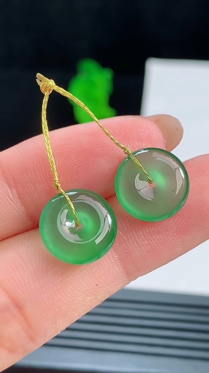 天然A货翡翠平安扣吊坠一对，尺寸11.6-3 重量:1.72g
8月17日