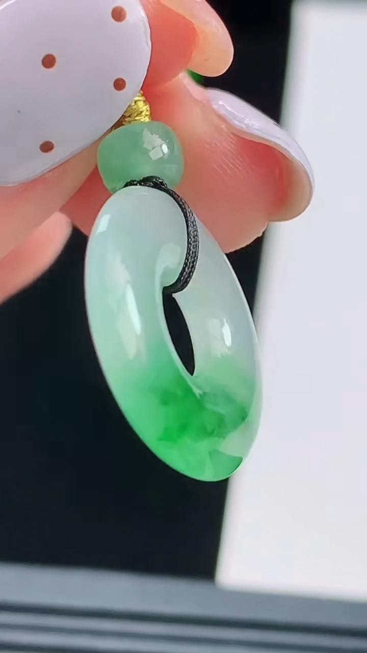 天然A货翡翠平安环吊坠，尺寸19-3.5 重量:2.72g
8月17日