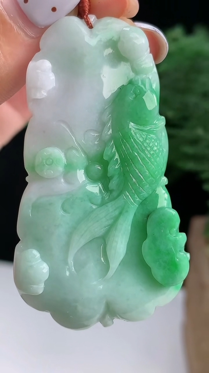 天然A货翡翠和和美美 荷叶鱼吊坠，尺寸57-32.4-5.5 重量:17.23g
8月17日
