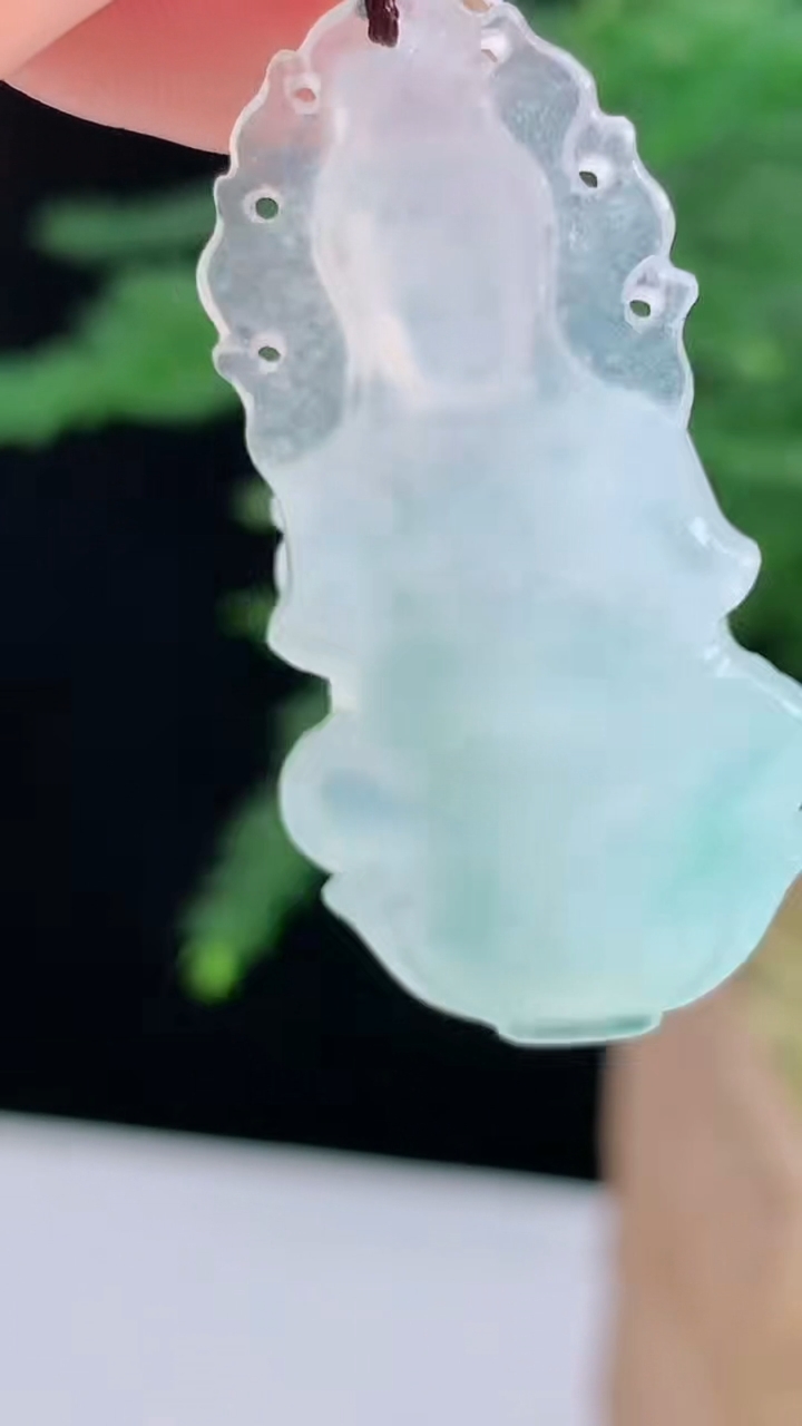 天然A货翡翠大势至菩萨吊坠，尺寸37.5-19-6.6 重量:7.34g
8月18日