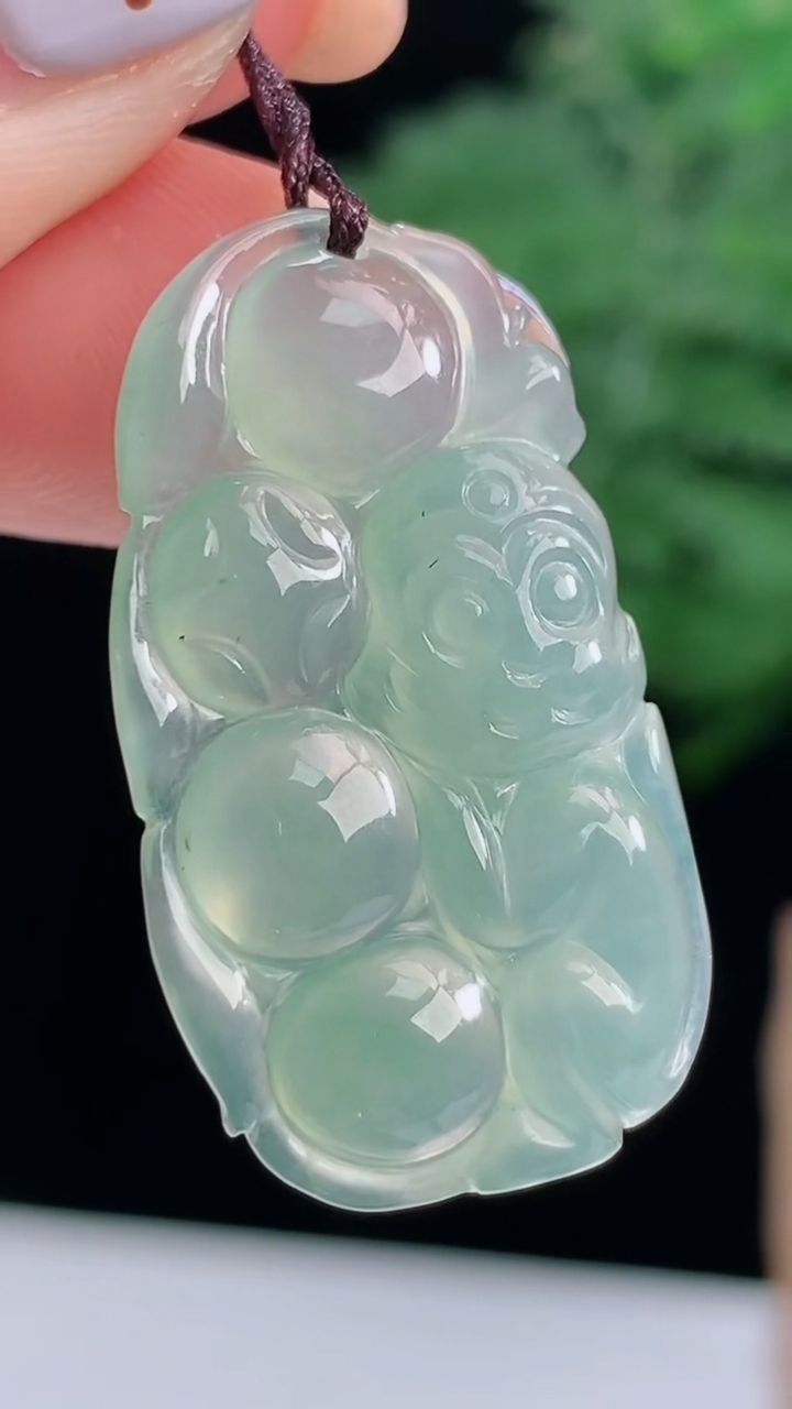 天然A货翡翠灵猴献瑞吊坠，尺寸30-17-4 重量:3.80g
8月18日