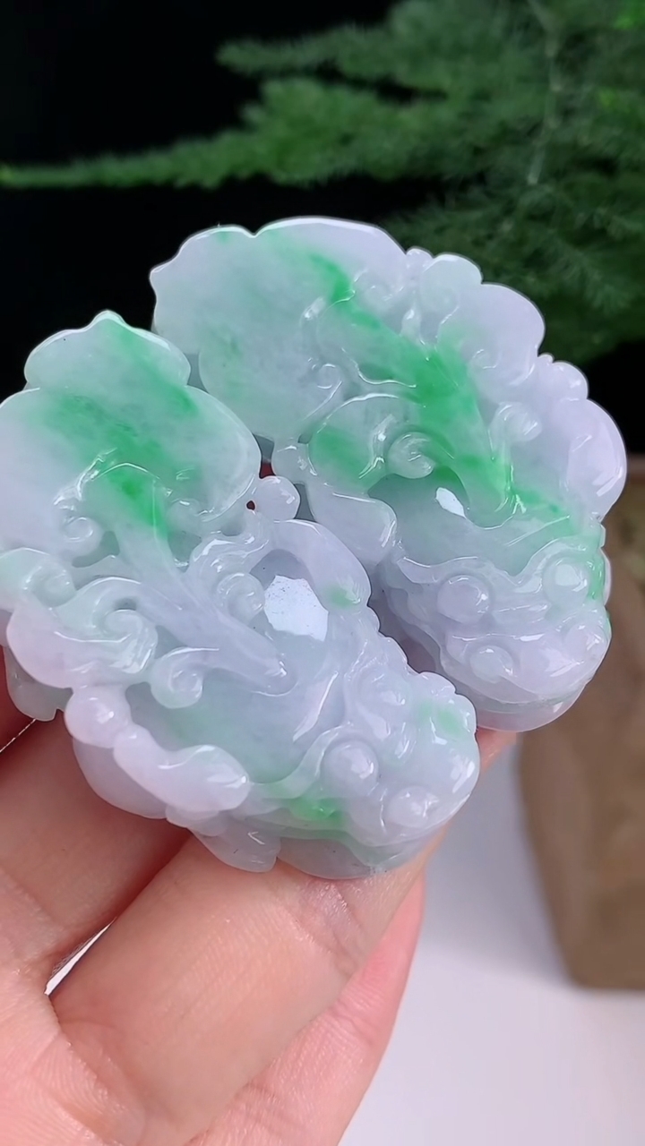 天然A货翡翠貔貅吊坠一对，尺寸50-25-13 重量:65.97g
8月18日