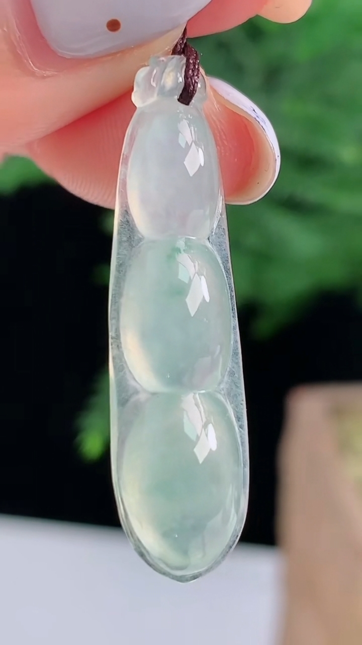 天然A货翡翠福豆吊坠，尺寸35-9.5-5.6 重量:2.73g
8月18日