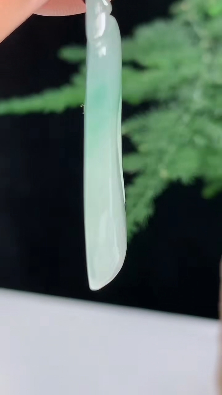 天然A货翡翠如意吊坠，尺寸42-22.6-5.5 重量:9.64g
8月18日