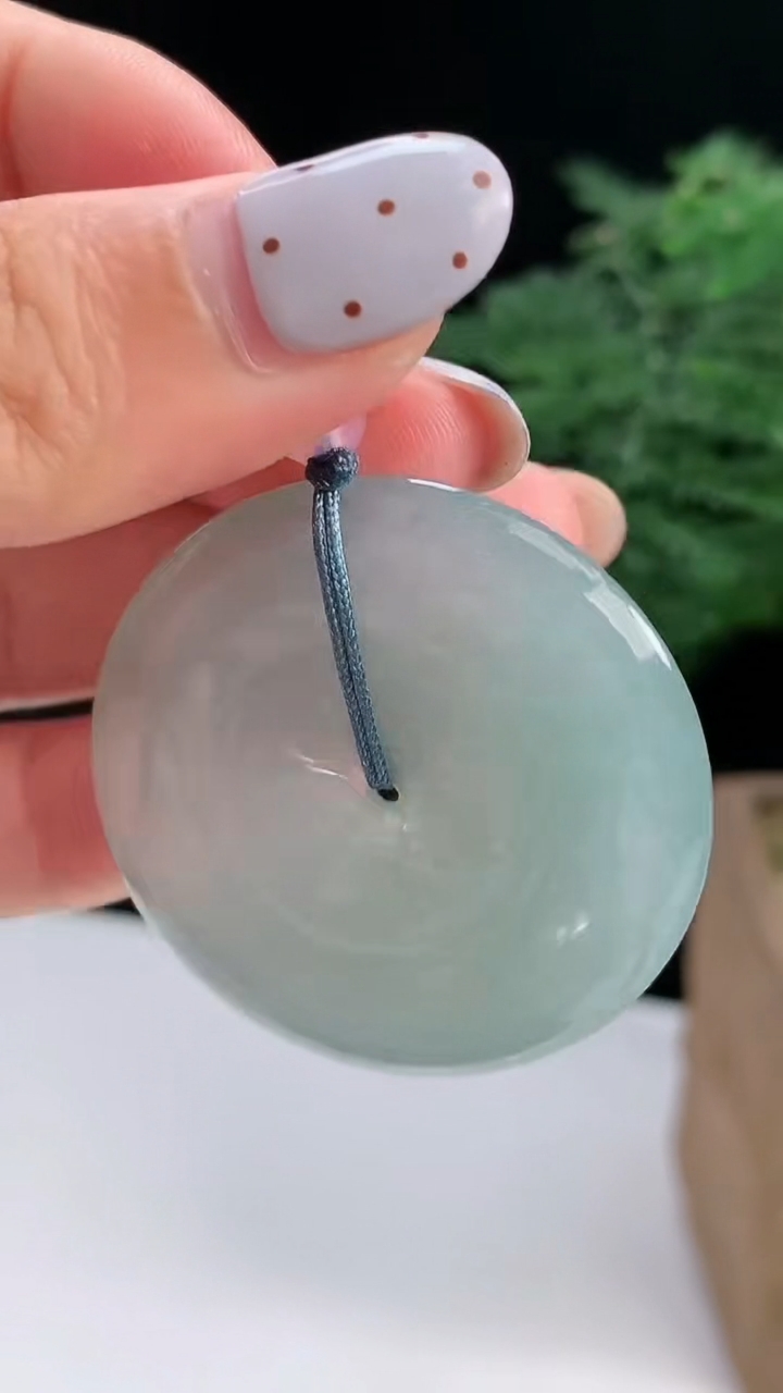 天然A货翡翠平安扣吊坠，尺寸40-5.5 重量:19.27g
8月18日