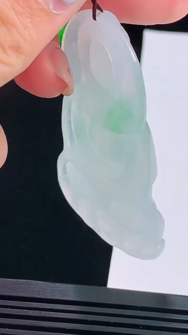 天然A货翡翠大日如来佛吊坠，尺寸62-38-6.2 重量:24.98g
8月18日