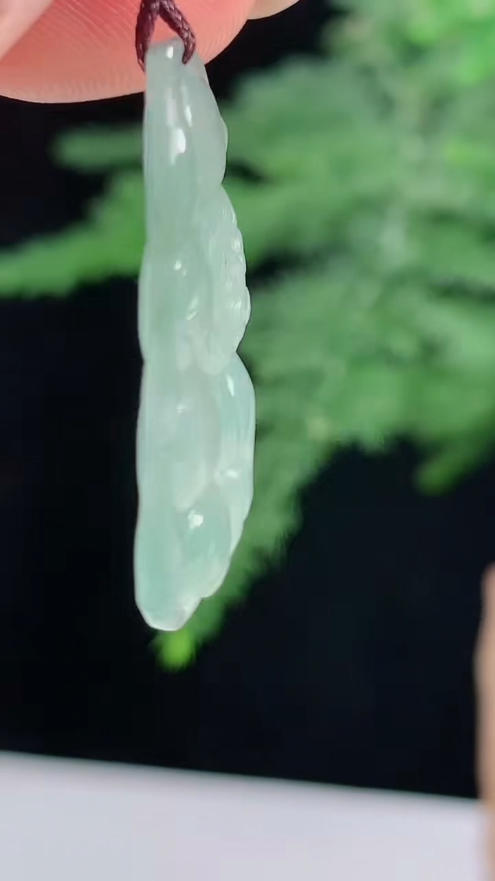 天然A货翡翠灵猴献瑞吊坠，尺寸30-17-4 重量:3.80g
8月18日