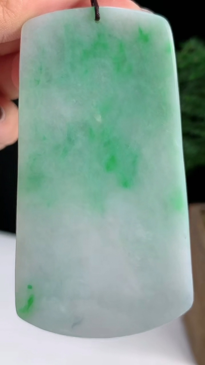 天然A货翡翠山水牌吊坠，尺寸77-42-5 重量:41.25g
8月18日