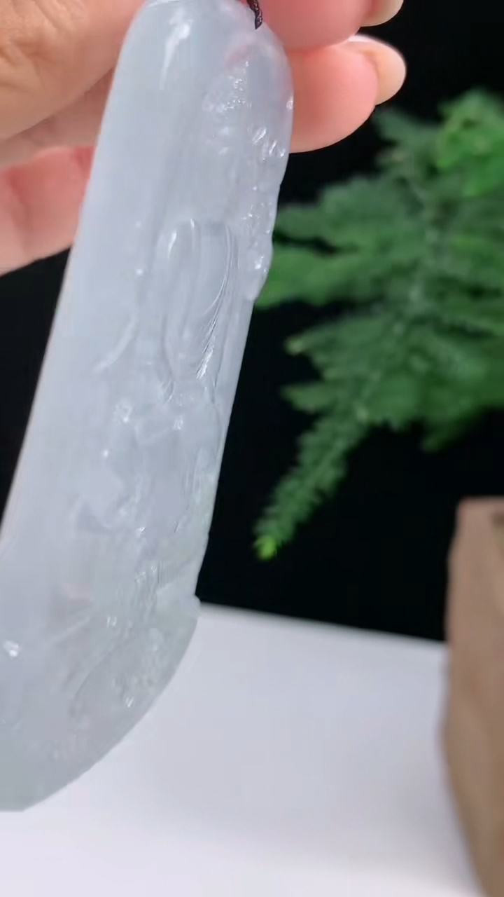 天然A货翡翠飘花大日如来佛吊坠，尺寸72-45-5.6 重量:44.96g
8月18日