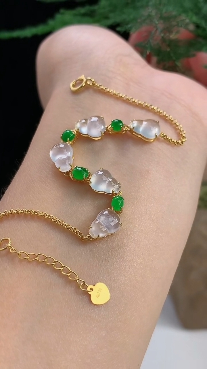 天然A货翡翠种白冰葫芦手链，尺寸7.8-6-4 重量:3.54g
8月18日