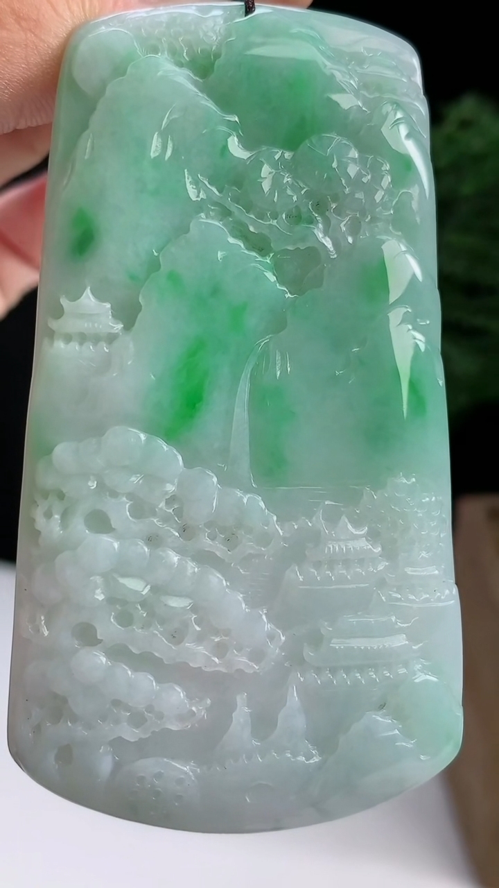 天然A货翡翠山水牌吊坠，尺寸77-42-5 重量:41.25g
8月18日