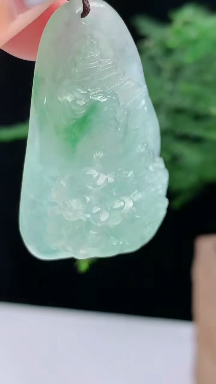 天然A货翡翠山水牌吊坠，尺寸49-27-12.2，重量:21.30g
8月18日
