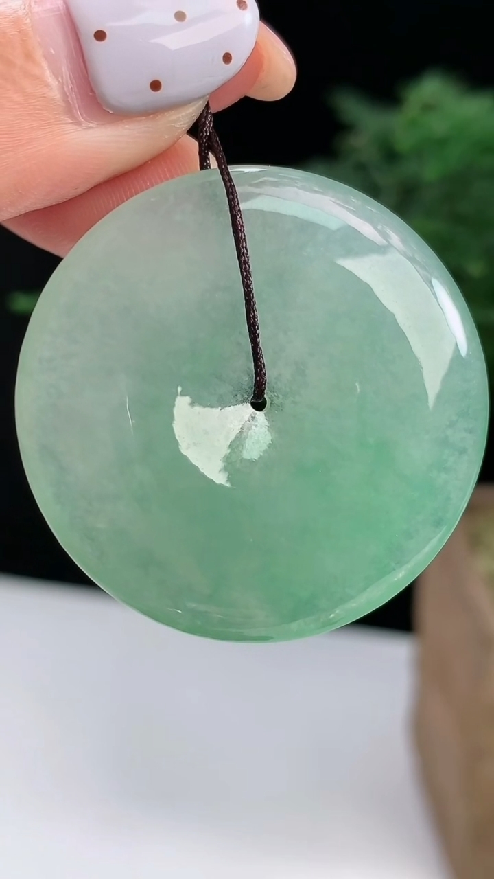 天然A货翡翠平安扣吊坠，尺寸37-5.5 重量:16.41g
8月18日