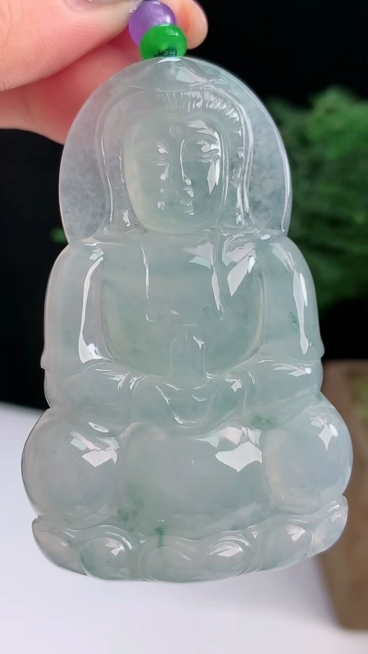 天然A货翡翠种飘花正装观音吊坠，尺寸64-40-5.2 重量:29.62g
8月18日