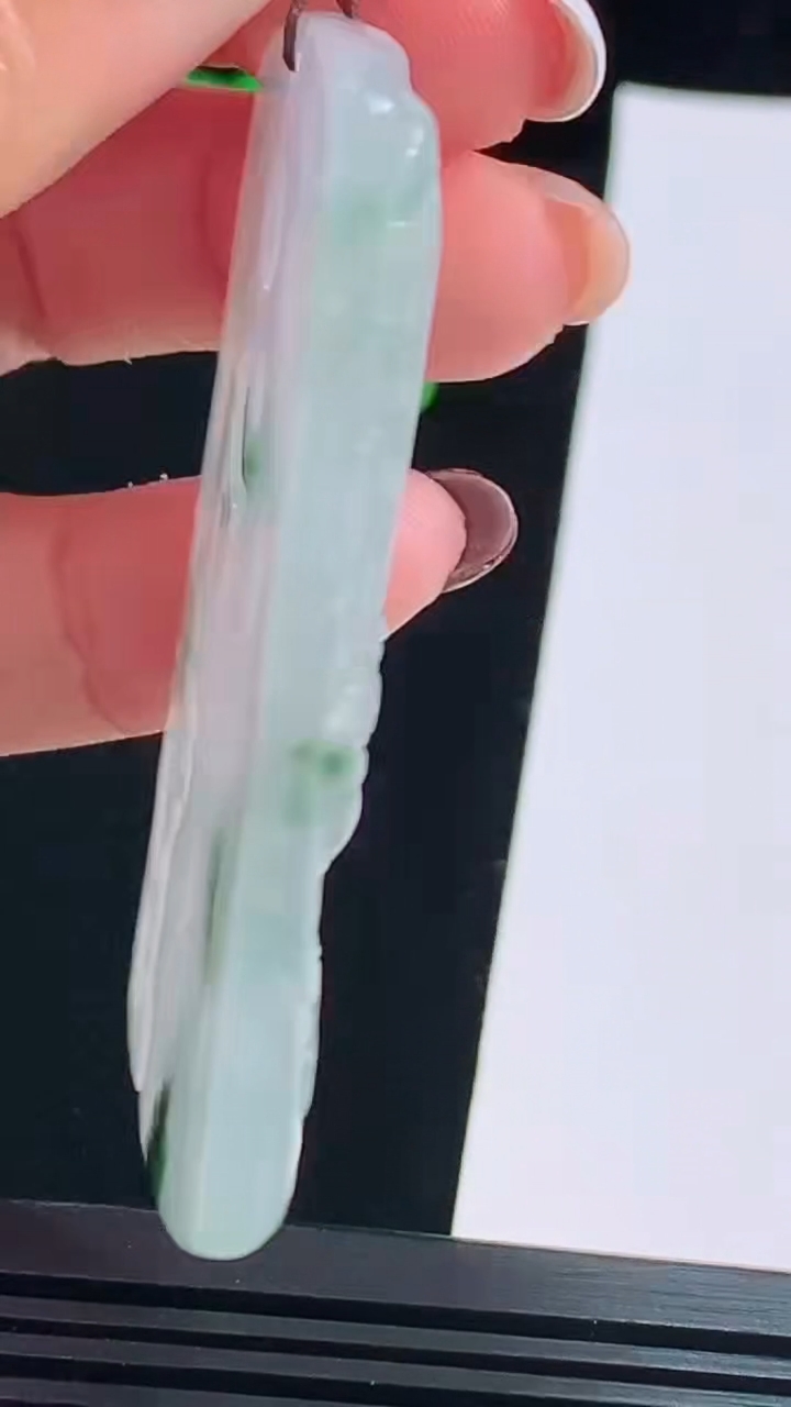 天然A货翡翠种飘花虚空藏菩萨吊坠，尺寸57-36-5.8 重量:27.49g
8月18日