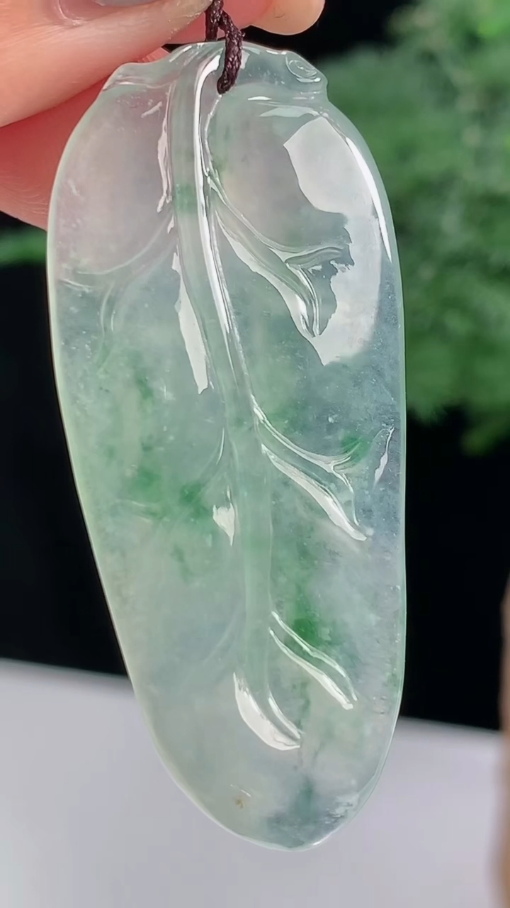 天然A货翡翠金枝玉叶 叶子吊坠，尺寸47.5-20.6-5 重量:9.00g
8月18日