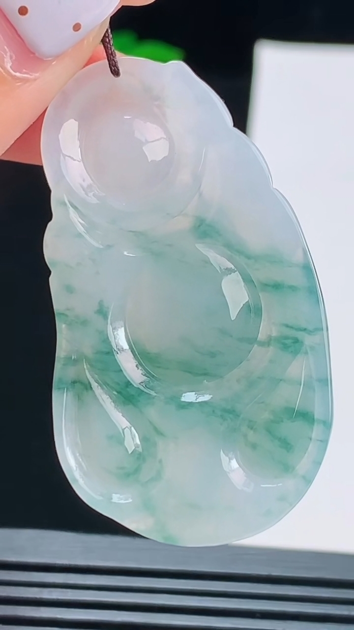 天然A货翡翠飘花布袋佛吊坠，尺寸47-26-5.5 重量:11.08g
8月18日