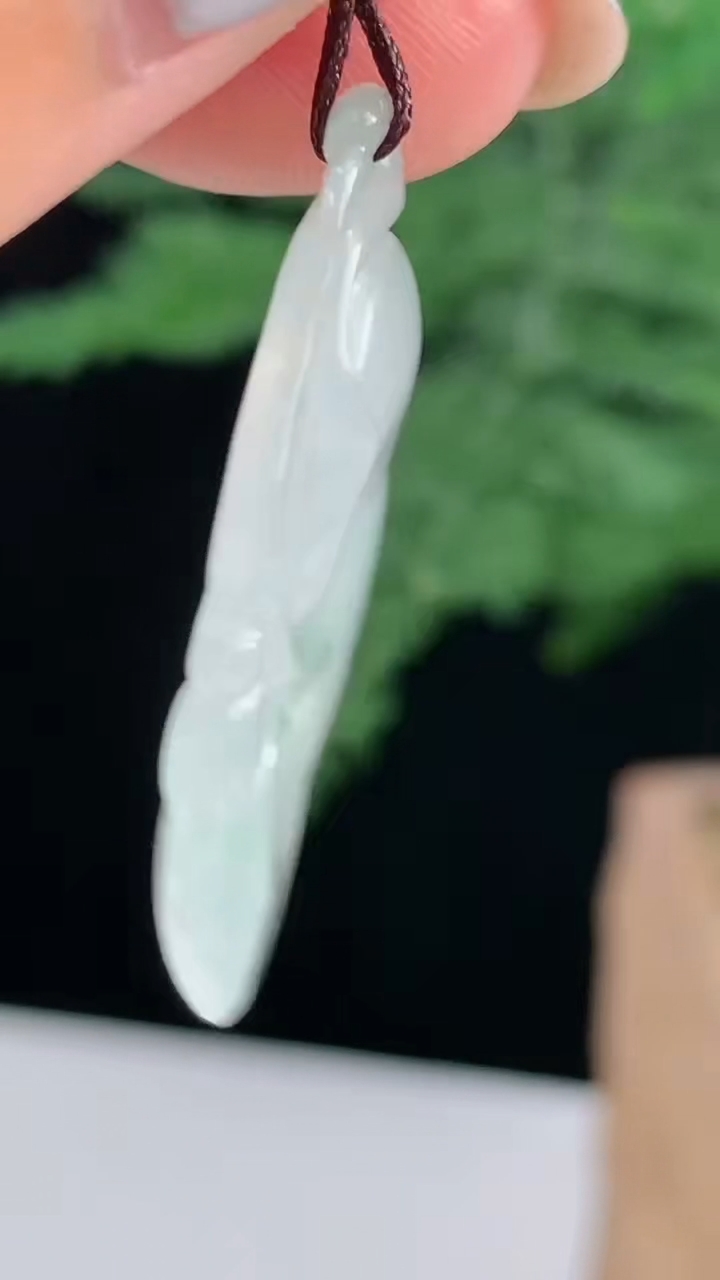 天然A货翡翠如意吊坠，尺寸34.6-23-4.8 重量:6.19g
8月18日