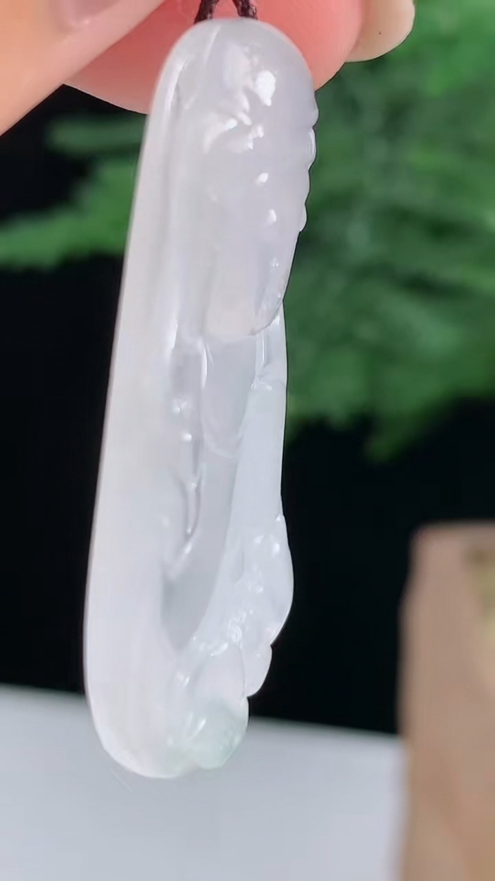 天然A货翡翠观音菩萨吊坠，尺寸40.6-21.6-5，重量:8.62g
8月18日