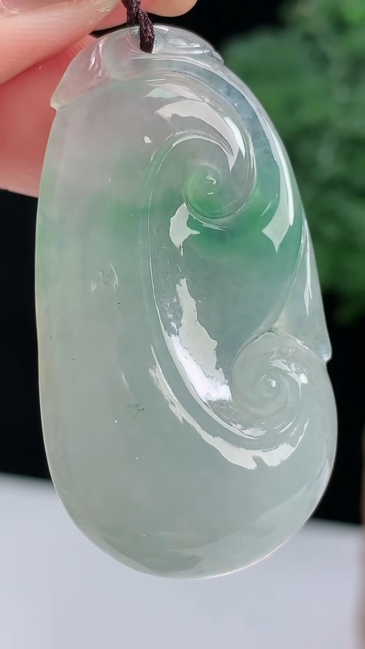 天然A货翡翠如意吊坠，尺寸42-22.6-5.5 重量:9.64g
8月18日