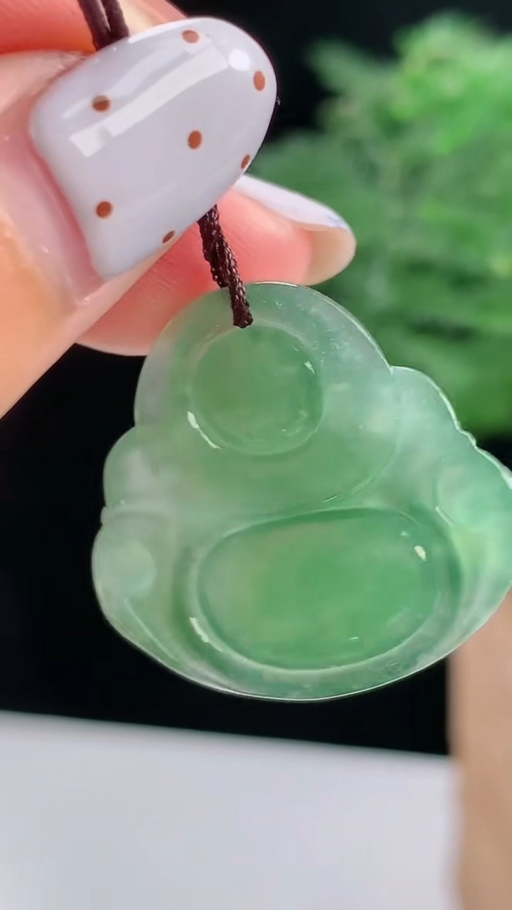 天然A货翡翠佛公吊坠，尺寸25.6-27.6-5.5 重量:5.66g
8月18日