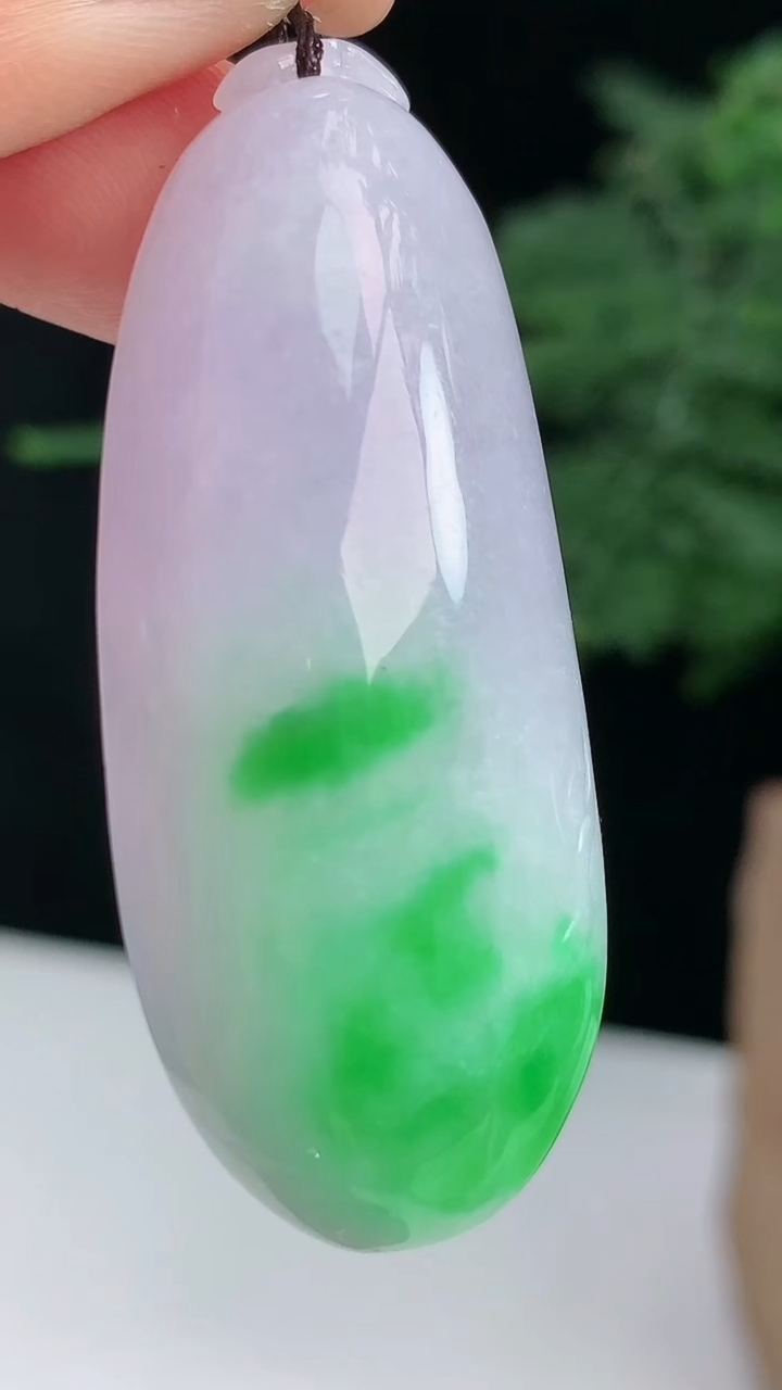 天然A货翡翠福瓜吊坠，尺寸49-20-10.5 重量:17.99g
8月18日