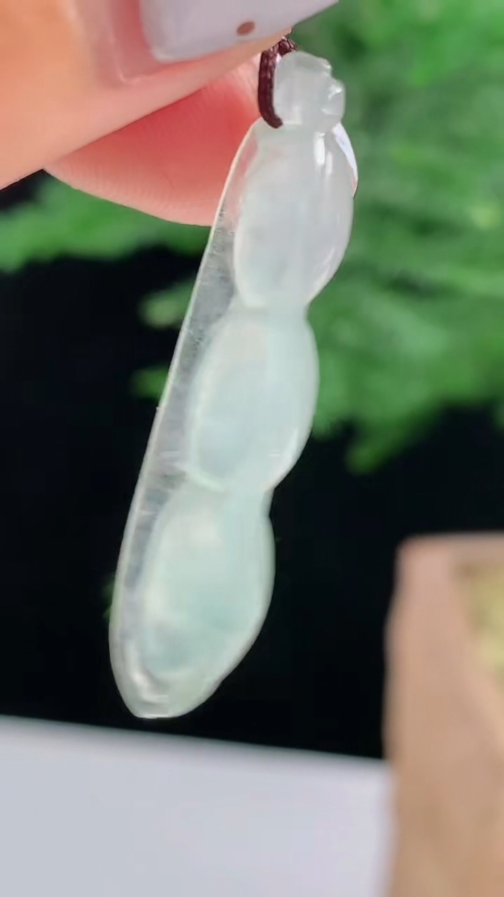 天然A货翡翠福豆吊坠，尺寸35-9.5-5.6 重量:2.73g
8月18日
