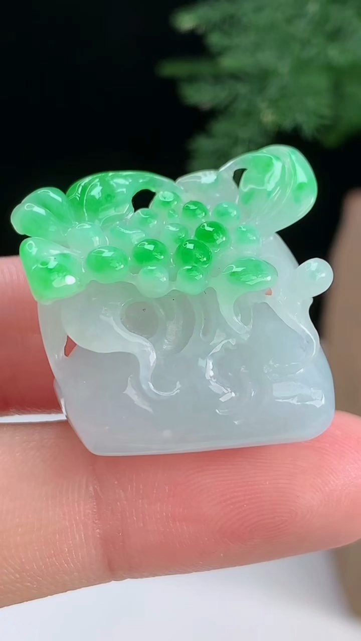 天然A货翡翠花篮吊坠，尺寸23.3-23.8-12.8 重量:12.24g
8月18日