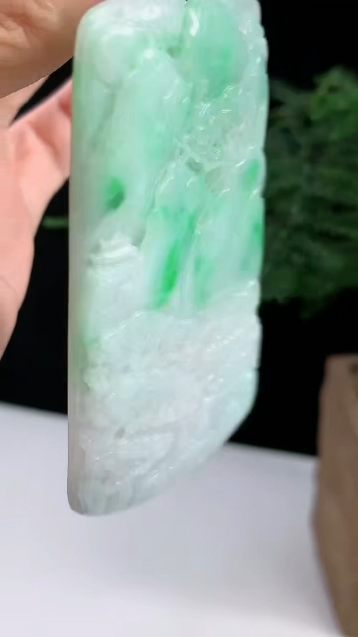 天然A货翡翠山水牌吊坠，尺寸77-42-5 重量:41.25g
8月18日