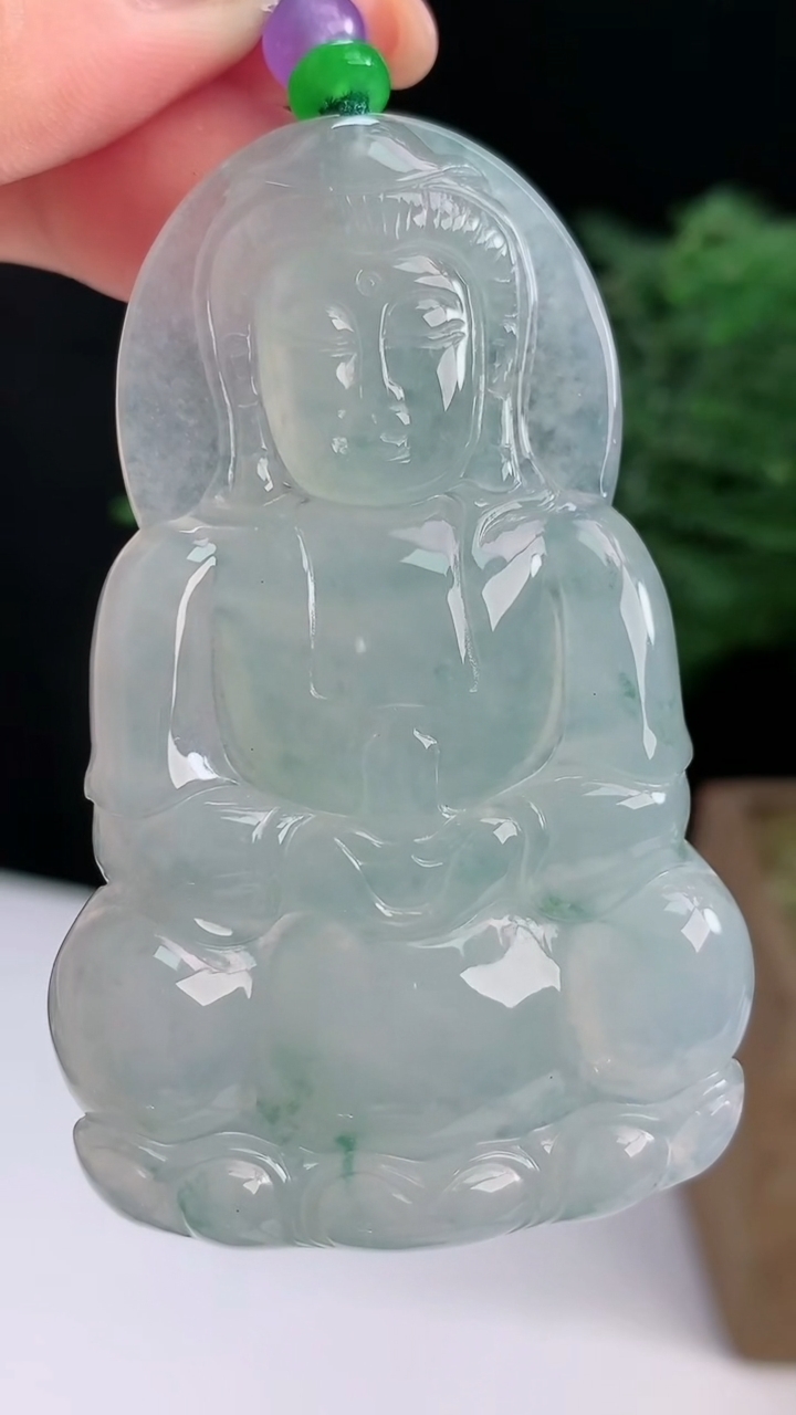 天然A货翡翠种飘花正装观音吊坠，尺寸64-40-5.2 重量:29.62g
8月18日