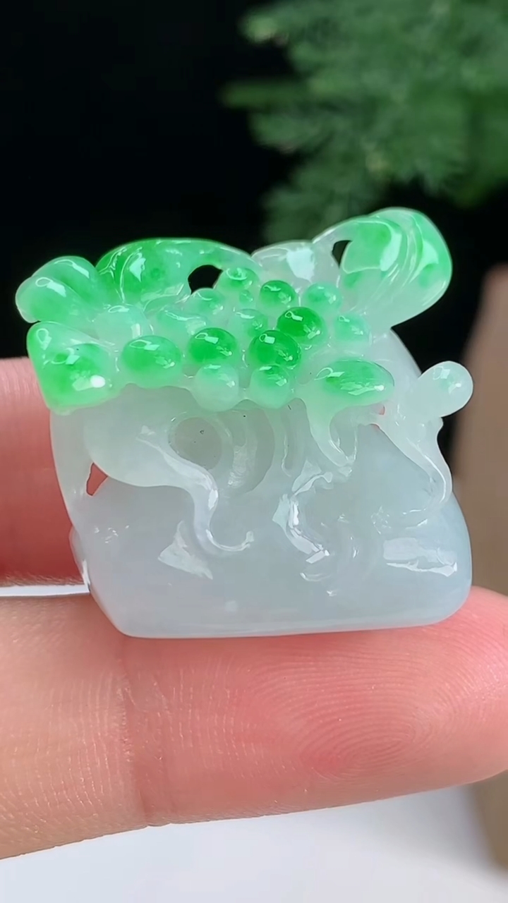 天然A货翡翠花篮吊坠，尺寸23.3-23.8-12.8 重量:12.24g
8月18日