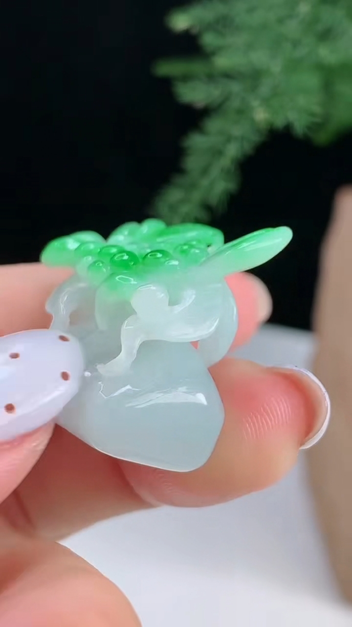 天然A货翡翠花篮吊坠，尺寸23.3-23.8-12.8 重量:12.24g
8月18日